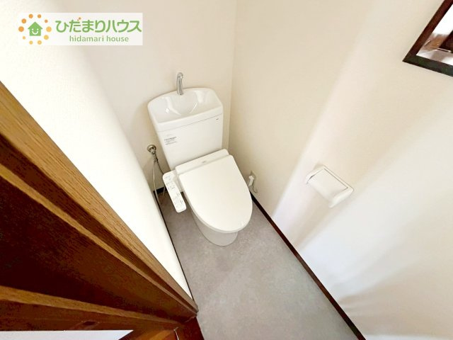 小窓が付いているので、トイレも明るい空間になっております♪