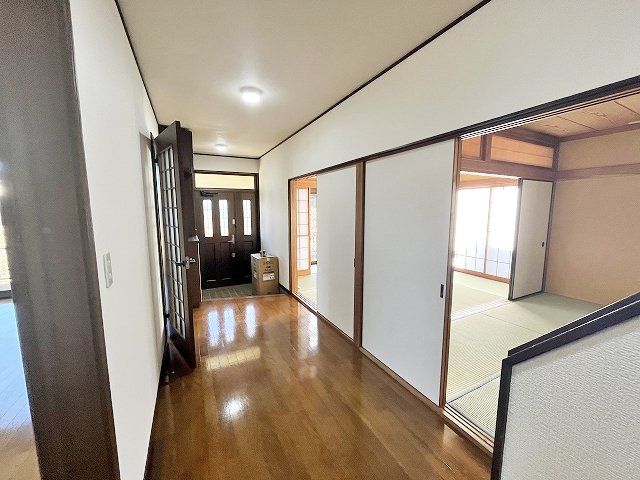 1F廊下の横幅が広く、圧迫感はありません♪