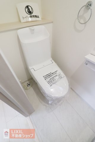 【トイレ】現地完成写真。温水洗浄暖房便座付き。