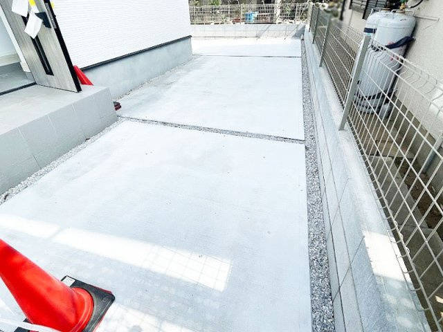 北西側の前面道路は5.9mと開放的な為、ゆったりと駐車できます。