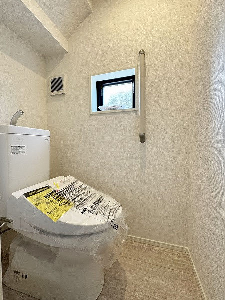 1階トイレは手すり付きの安心仕様となっています。