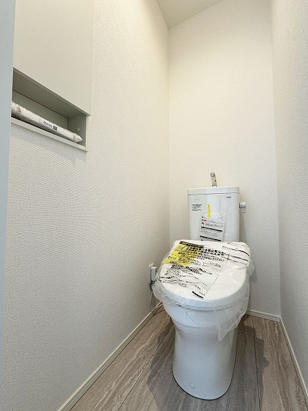 2階にもトイレが設置されており、洋室からすぐにお手洗いへ行けます。