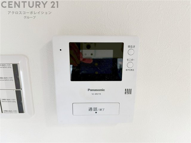 訪問者が来たときにテレビ画面で確認できるため、安心してドアを開けられます。録画機能があるものもあり、留守中に来訪者を記録しておくことができます。利便性が高く、セキュリティ面でも安心です。　