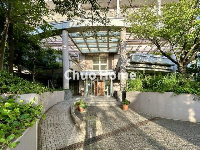 【エントランス】マンションのエントランスは、その物件の印象を決める、顔とも言える場所です。毎日通る場所ですからきれいなのが一番です。
