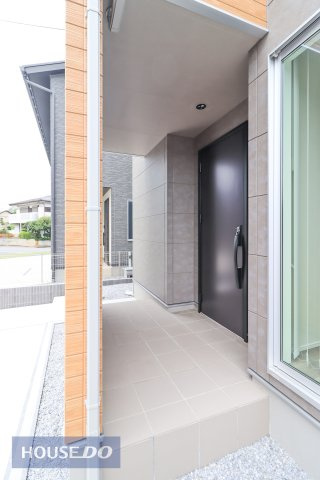 【エントランス】現地完成写真。ゆったりとした玄関。奥行きのあるポーチで雨の日も安心です。