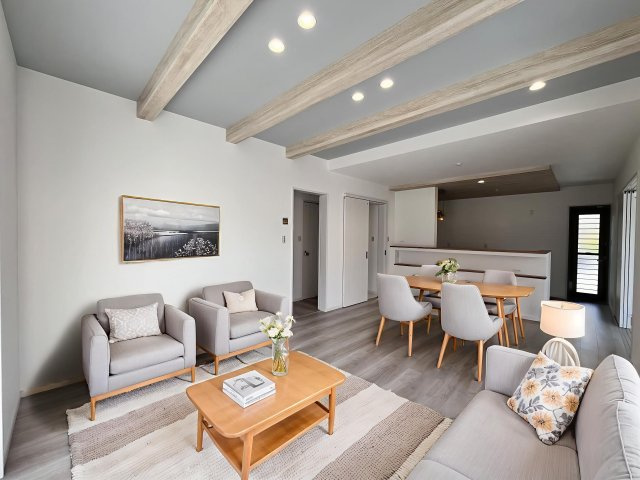 広々とした18帖のリビングで、快適な暮らしを実現できます。この家具はAI生成によって配置されたものです