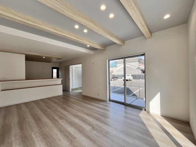 天井に見せ梁があって木の温もりを感じる空間です！　　