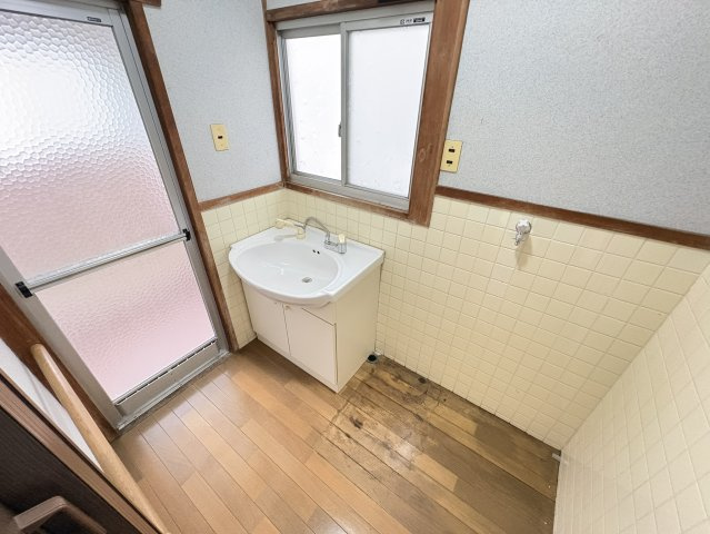 窓付きの洗面室は換気がしやすく、湿気がこもりにくい快適な空間です。洗面台には収納も備わっており、日用品の整理整頓にも便利。毎日使う水回りだからこそ、使いやすさと快適性を兼ね備えた設備が魅力です。