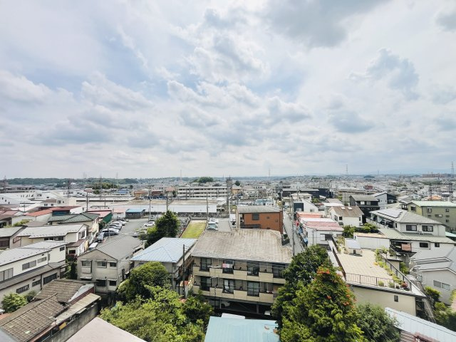 バルコニーからの眺望。天気の良い日は富士山が望めます。