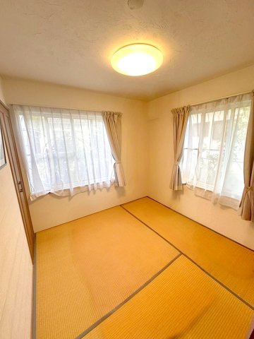 リビングに隣接した4．5帖の和室　2面採光なので明るく風通しも良いです！　※本画像は居住者様の家具をCGで消した画像であり、現況と異なる場合がございます。
