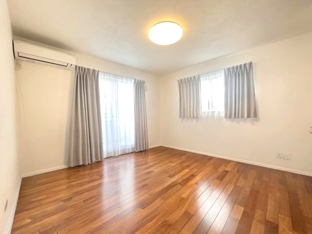 洋室約8帖　形の整った居室なので家具の配置もしやすいです！　※本画像は居住者様の家具をCGで消した画像であり、現況と異なる場合がございます。