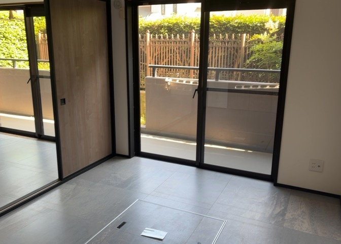 寝室でゆっくりと過ごすためにはベッド周りの適度な空間を担保することや窓の位置、照明の明るさ、寝室の広さなどを考える必要があります。自身や家族の構成とライフスタイルに併せて寝室にする部屋を選びましょう！