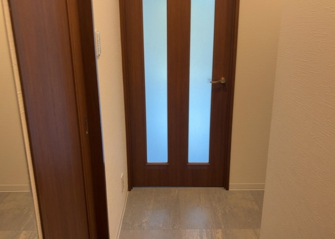 内装はとにかくおしゃれなものがいい！と選ぶ前に、まず住んだ後のことを想像してみましょう。住んでみたらコンセントの位置が悪くて使いにくいなど出てきます。事前にどの家電をどこに置くか想定しておきましょう。