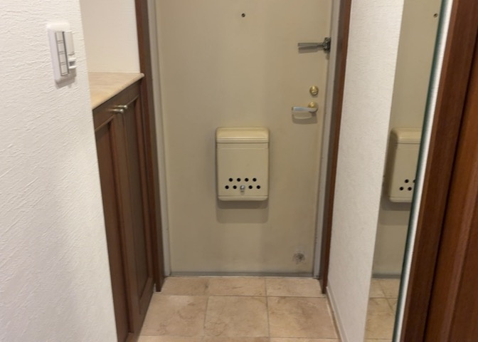 玄関は家の顔でもあり、家族以外の目にも止まる場所です。玄関は外との間を仕切る扉、靴などをしまっておく収納スペース、靴脱ぎのたたきスペース、来客とのやり取りをするドアホンなど複数のアイテムからなります。