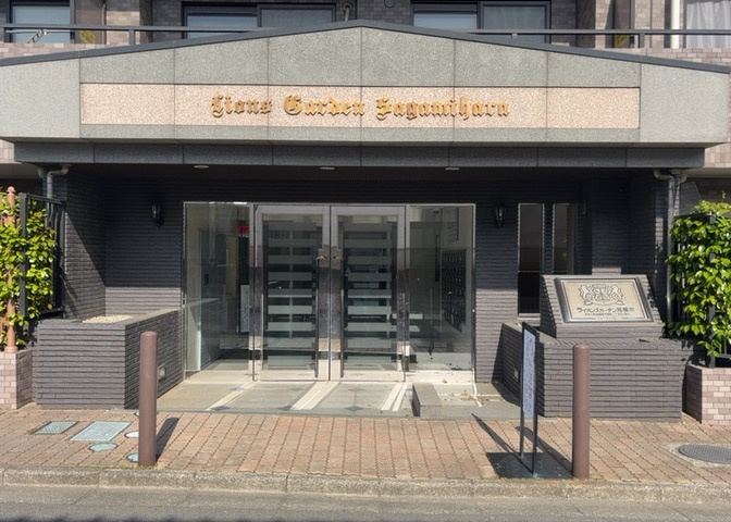 マンションのエントランスには、もともと風よけや防犯の役割がありますが、マンションによって宅配ボックスなどの設備が備わっている所もあります。日々の生活をイメージしながら生活しやすさをチェックしましょう。