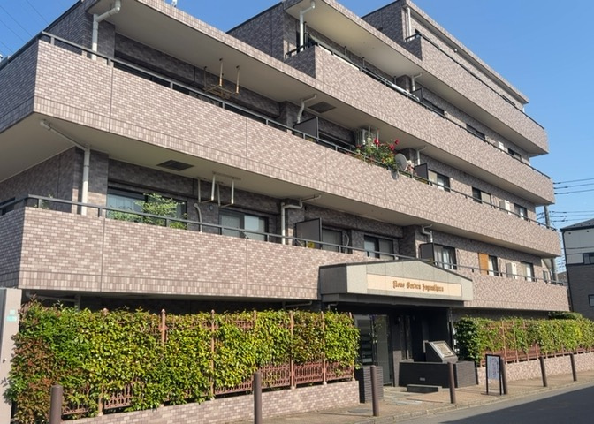 外観はマンション管理がされているかの目安になります。築年数が古いと、壁面は劣化してひび割れが生じることも！建物が古びていても細かいところが修繕されていると、きちんと管理されているなぁと感じるでしょう。