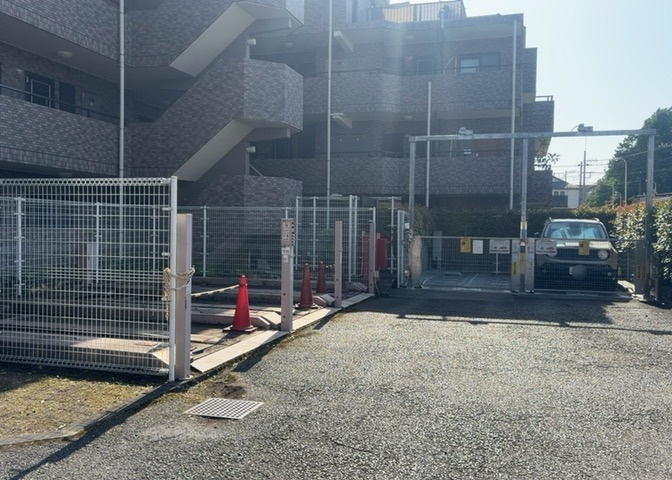 車一台あたりに必要なスペースは、標準サイズの普通自動車で横幅2m50cm、長さ5mは必要になります。ただし、乗降のことも考慮して横幅3m30cm、長さ5m50cmほどは確保できるところを選びましょう。