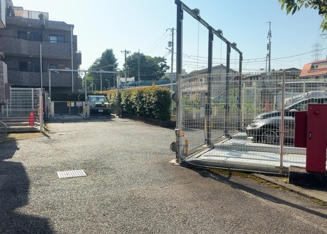 駐車場と明記されていても、最小スペースでつくられた駐車場だと大型車は駐車できなかったり、出入りしにくくなったりする可能性があります。お車のサイズと購入したい物件の駐車場のサイズを現地で確認しましょう。