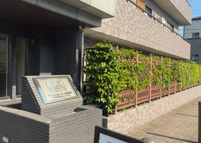 物件によっては、入居者が個人的に使用できる専用庭がついているものもあります。また、住宅の中にある土間の部分を庭と呼ぶこともあります。庭の用途は住む人によって変わり、それによってデザインもさまざまです。