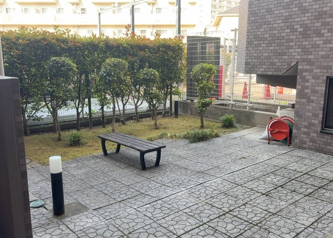 中庭（パティオ）とは、一つの建築物の内部に設けられた、壁などで囲われている庭のことを指します。コの字型、ロの字型が主流ですが、L字型の中庭もあります。最近では、インテリア性の高さからも人気があります。