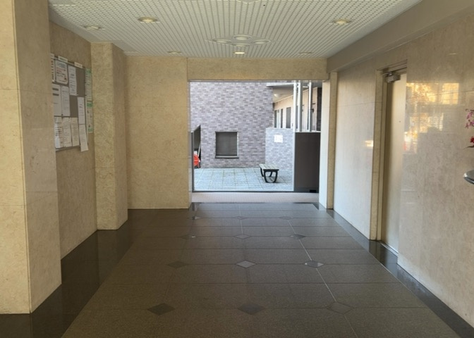 ラウンジは、マンションの共用スペースに椅子やテーブルなどを配置した利用者が寛げる空間です。屋内型ラウンジと屋外型ラウンジがあります。共用部分の管理状況と合わせて、詳細については現地でご確認ください。
