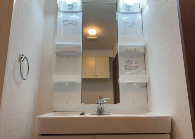 洗面化粧台では顔を洗ったり、身だしなみを整えることが本来の使い方ですが、用途によっては洗面化粧台に求められる機能が違ってくるため、ご自身や家族のライフスタイルに合ったものを選ぶことをおすすめ致します。