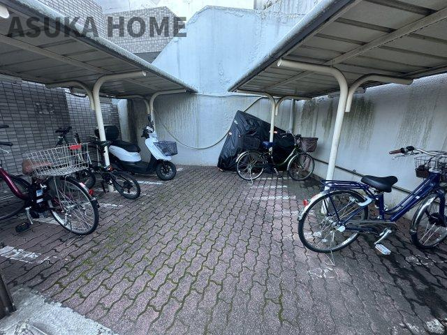大切な自転車やバイクを雨から守ってくれる屋根付きの駐輪スペースです。