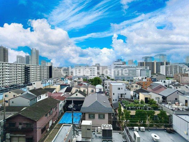 手を伸ばせば、ふれることが出来そうな環境が、そのままインテリアになったような印象です。その豊かな眺望にふさわしい空間には、通風・採光にも優れ、心地よい光と風があふれています