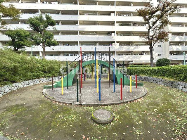 敷地内には緑が多く住環境良好です