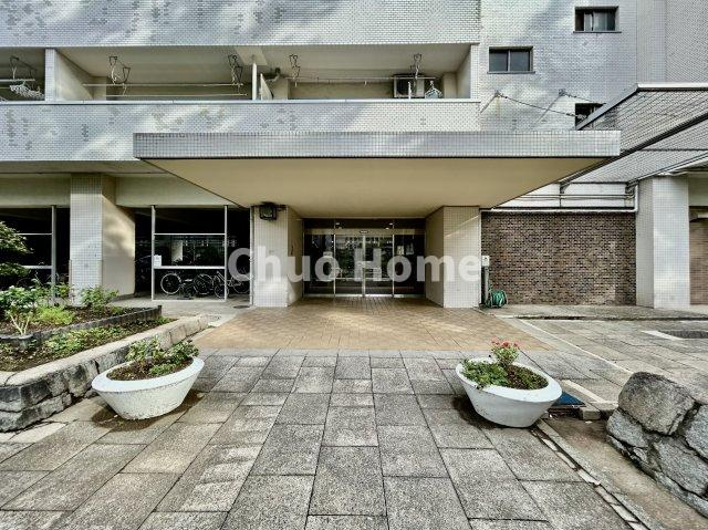 【エントランス】マンションのエントランスは、その物件の印象を決める、顔とも言える場所です。毎日通る場所ですからきれいなのが一番です。