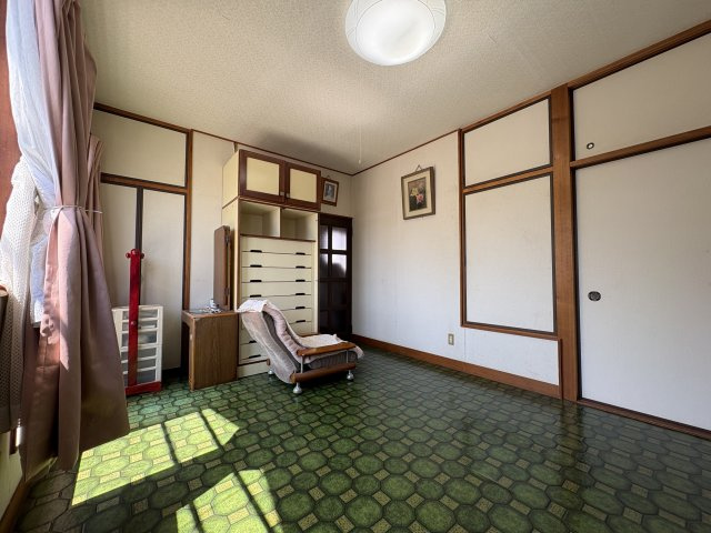大きな窓からしっかりと採光が取れる洋室は、明るく開放的な空間です。収納も備わっており、衣類や荷物をすっきりと整理できます。シンプルな間取りで家具の配置がしやすく、寝室や子供部屋、書斎など幅広い用途に◎