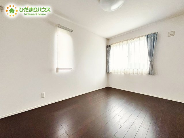 明るい陽光が差し込む洋室。白を基調とした爽やかな空間。