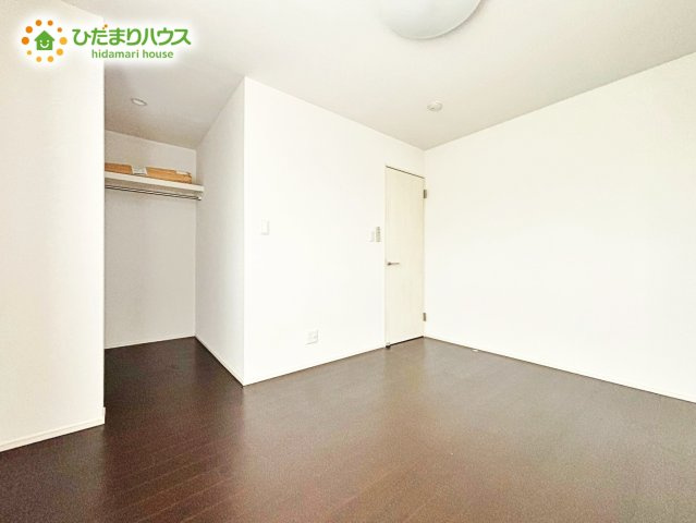 白い壁の洋室は、太陽の光だけでも十分明るく感じられますね