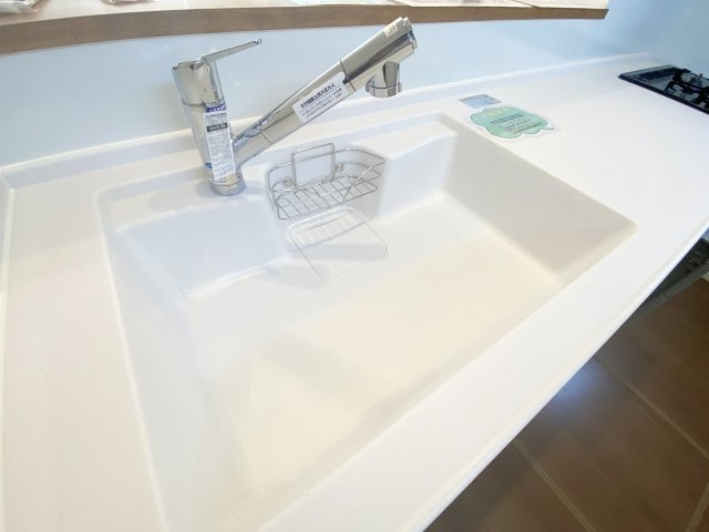 食器や野菜などの水洗いがスムーズにこなせるハンドシャワーのついた水栓。浄水器一体型なので便利です。