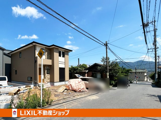 前面道路は6.0ｍ。ゆとりをもって駐車できます。
