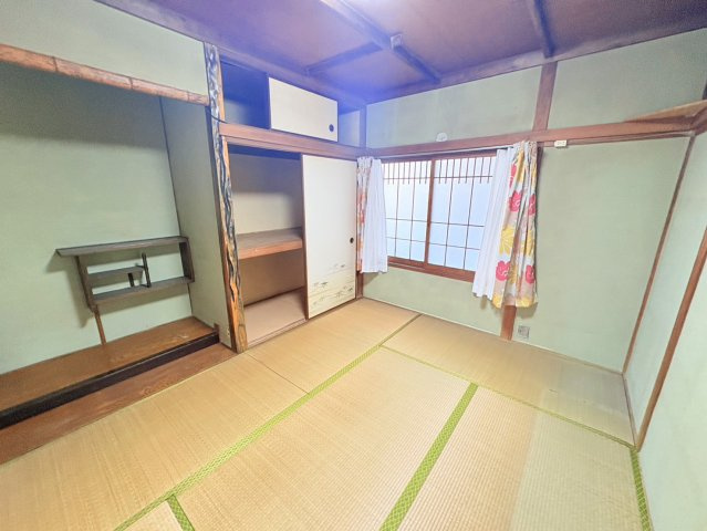 収納力のある押入付きで、寝具や季節用品などもすっきり整理できます。障子からやわらかな光が差し込み、和室ならではの落ち着いた雰囲気を演出。家族のくつろぎスペースや客間としても使いやすい一室です。　