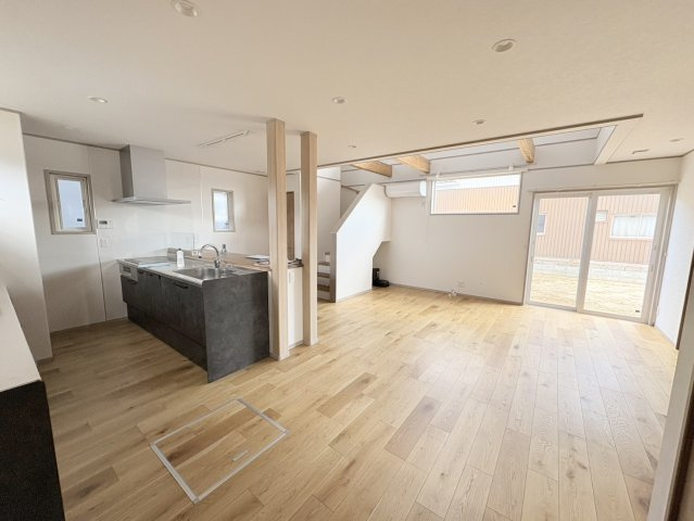 広々としたリビングは、キッチンと一体となった開放的な空間設計が魅力。吹き抜けからの自然光が室内を明るく照らし、日中は照明いらずの心地よさです。家族が自然と集まる、居心地の良い団らん空間です。