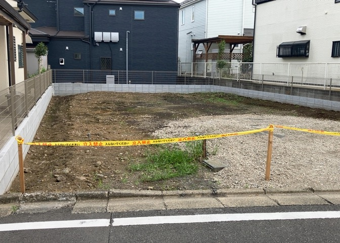 土地の面積＝住宅面積ではありません。建ぺい率の問題などで、土地のある場所によって住宅を建てられる面積は限られています。高さもしかり、「土地」という言葉の中には、建築条件も含まれると考えておきましょう。