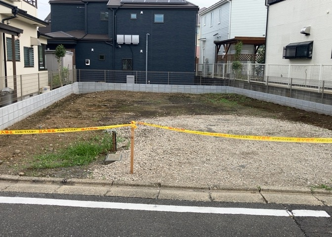 家を建てる場合、方位は要チェックです。現実的に日当たりのよい家ならばリビングは南側、建築基準法でも北側に当たる家への配慮は求められています。土地を見学に行く際は、方位磁針を持って行くようにしましょう。