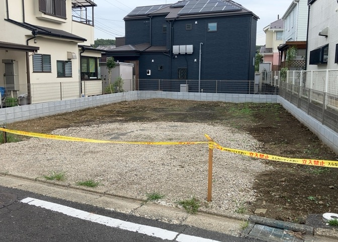土地の前の道路に消火栓が設置されていることがあります。この場合、道路交通法第45条第1項により、駐車禁止の場所が指定されています。そのため、車庫などの駐車スペースをつくることができない場合があります。
