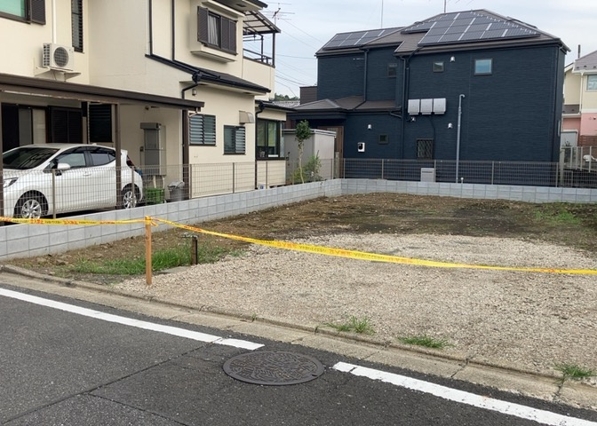 現地に行くなら、物件の周囲の地形がどうなっているかを見ることも大切です。周辺より低くなっている土地では、大雨などで水が集まりやすいため、地盤が弱くなっているということも考えられるため、注意が必要です。