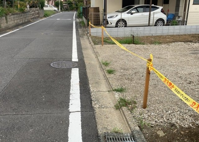 土地購入を検討されている場合、境界杭がない状態で購入してしまうと境界確定測量をする必要があり、費用がかかります。購入の前に、売主、隣土地所有者立ち合いのもと境界を確定し境界杭を設置するのがベストです。