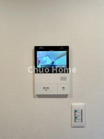 【モニターホン】誰が来たかすぐにわかるカラーモニター付きインターホン。通話ボタンを押すまでは室内の音は漏れていませんので相手を確かめてから応対できます。