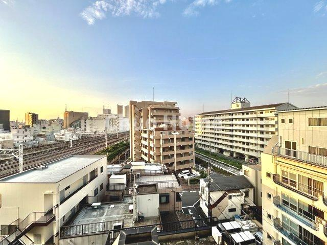手を伸ばせば、ふれることが出来そうな環境が、そのままインテリアになったような印象です。その豊かな眺望にふさわしい空間には、通風・採光にも優れ、心地よい光と風があふれています