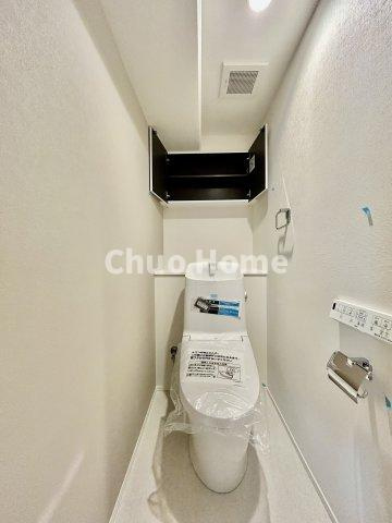 【トイレ】　収納スペースをしっかりと確保した温水洗浄便座機能付きトイレ。温水洗浄便座は清潔にお使いいただくための大切なアイテムです。