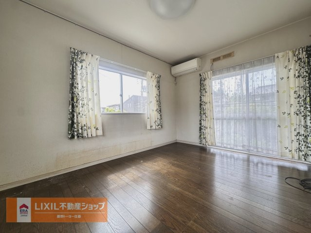 2階洋室。こちらのお部屋は3面採光のお部屋になります。陽当り通風良好。