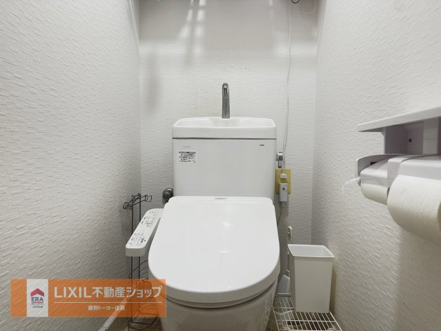 1.2階もちろんトイレございます。白を基調とした清潔感のあるトイレ。