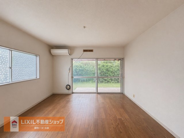 大きな窓からたっぷりの日差しが入り込む明るい室内。2面採光で通風良好。