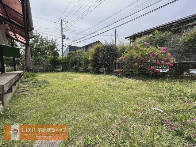 ひろ～い南向きのお庭。ワンちゃんと一緒に遊ぶにも十分な広さございます。