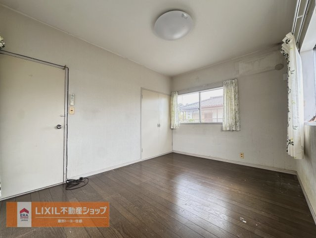 2階洋室は2面採光。収納もあるのでお部屋が広く利用できます。